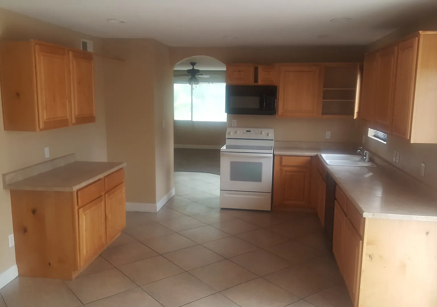Nice 3 bedroom home ready for immediate move in. — Photo 2