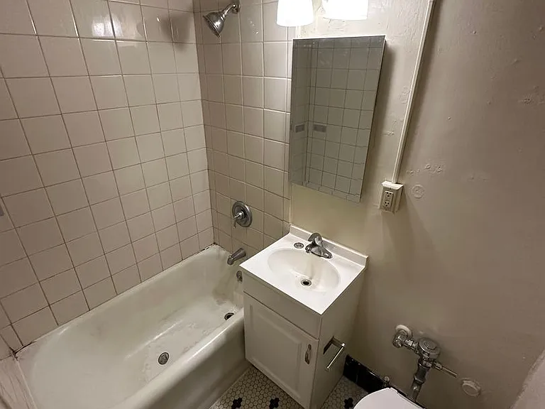 4480 N Oakland Ave — Photo 21