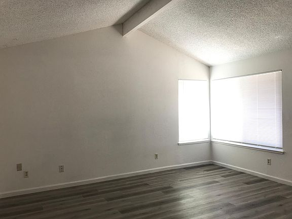 4th image of 7947 Deer Creek Dr