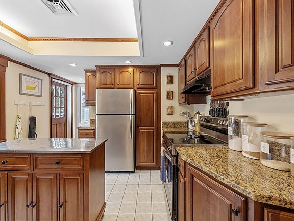 4th image of 19 Blossom Ln