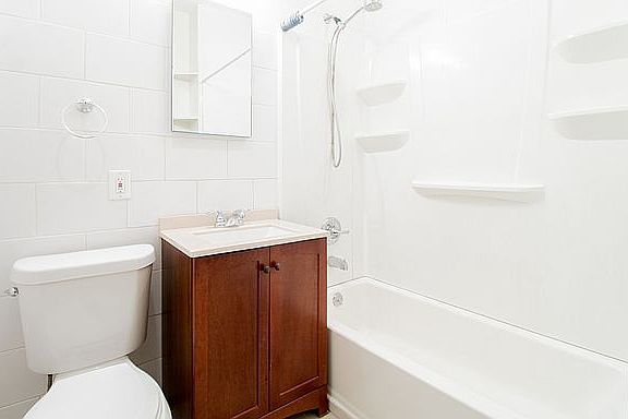 5th image of 918 Manhattan Ave APT 2