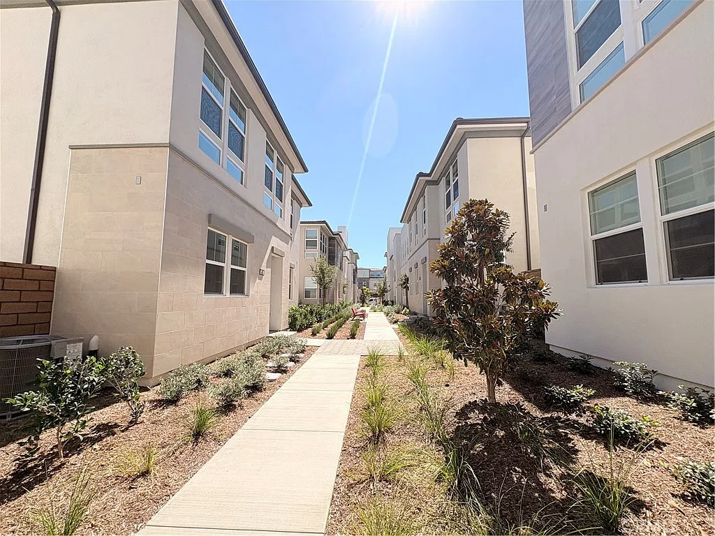 4 bed, 2.5 bath, 2678 sqft, $6,450 — Photo 4
