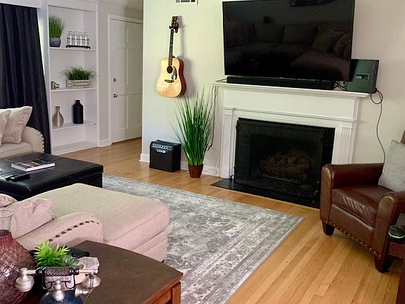Living room (furnishings of the previous tenant), gas fireplace