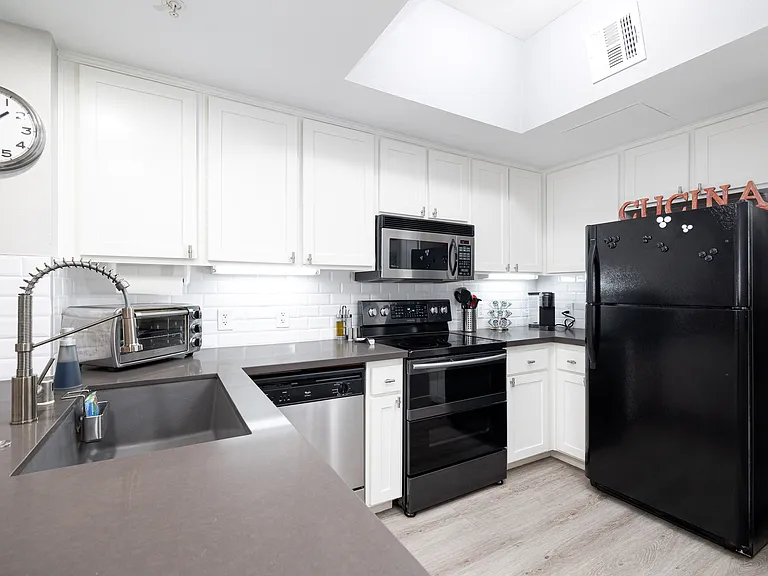 2400 5th Ave #115 — Photo 5