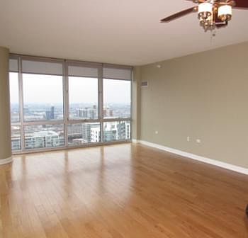 4th image of 1629 S Prairie Ave #2806