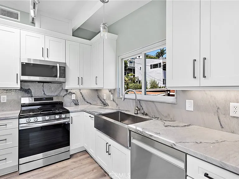 1435 Bluebird Canyon Dr — Photo 3