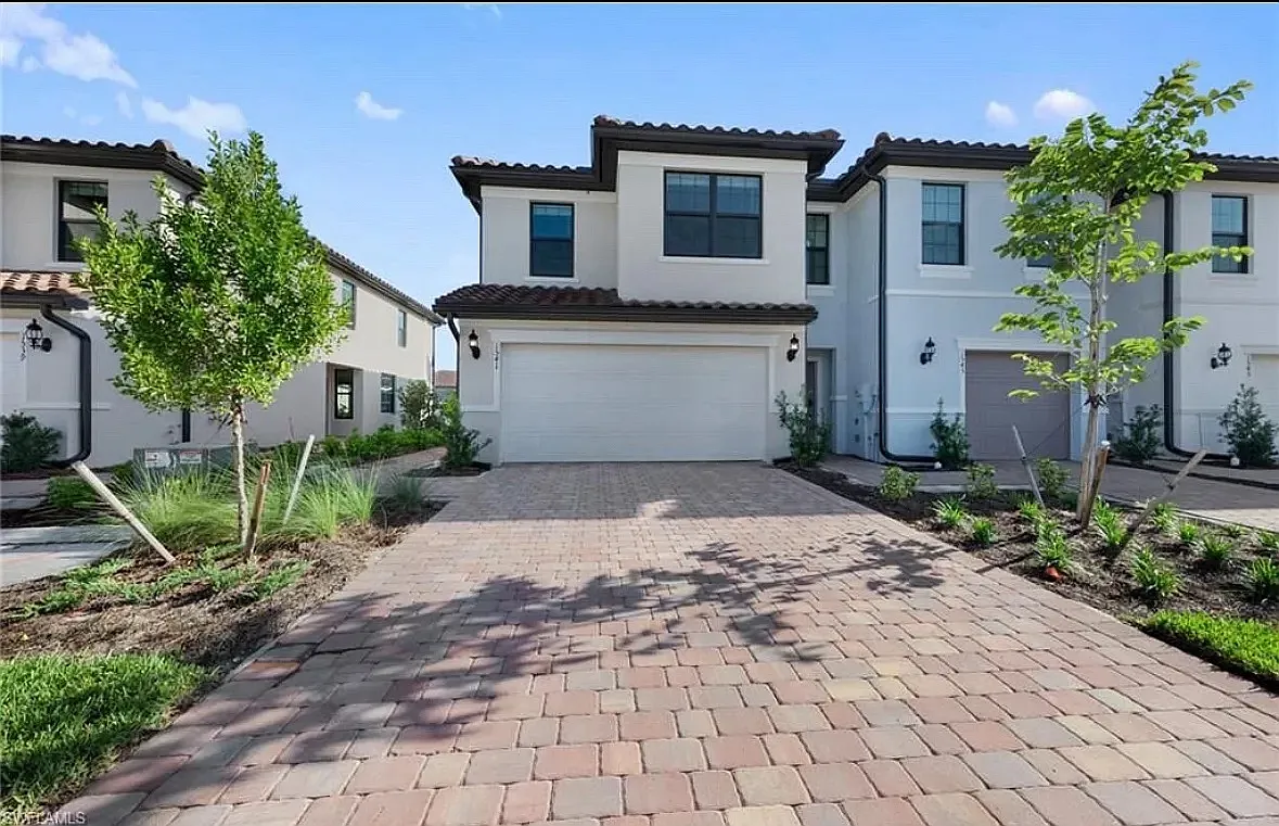 3 bed, 2.5 bath, 1700 sqft, $2,300 — Photo 1