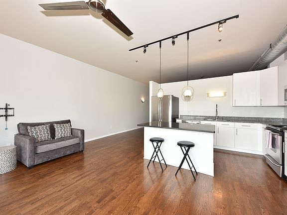 3rd image of 1924 N Hubbard St APT 415