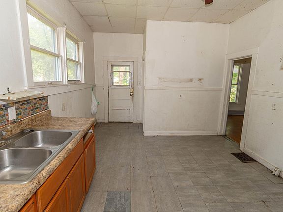 3rd image of 1815 Elwood Ave