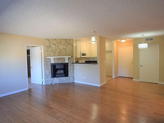 2nd image of 12249 Oxnard St APT 103