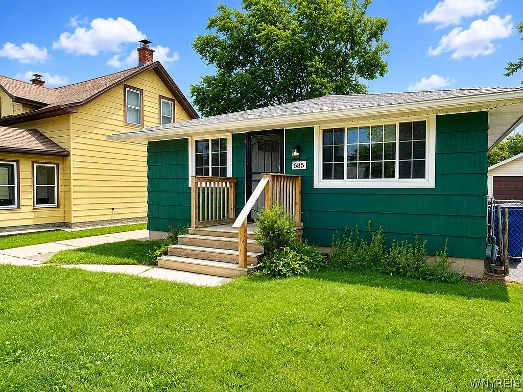 3 bed, 1.0 bath, 936 sqft, $2,000 — Photo 2