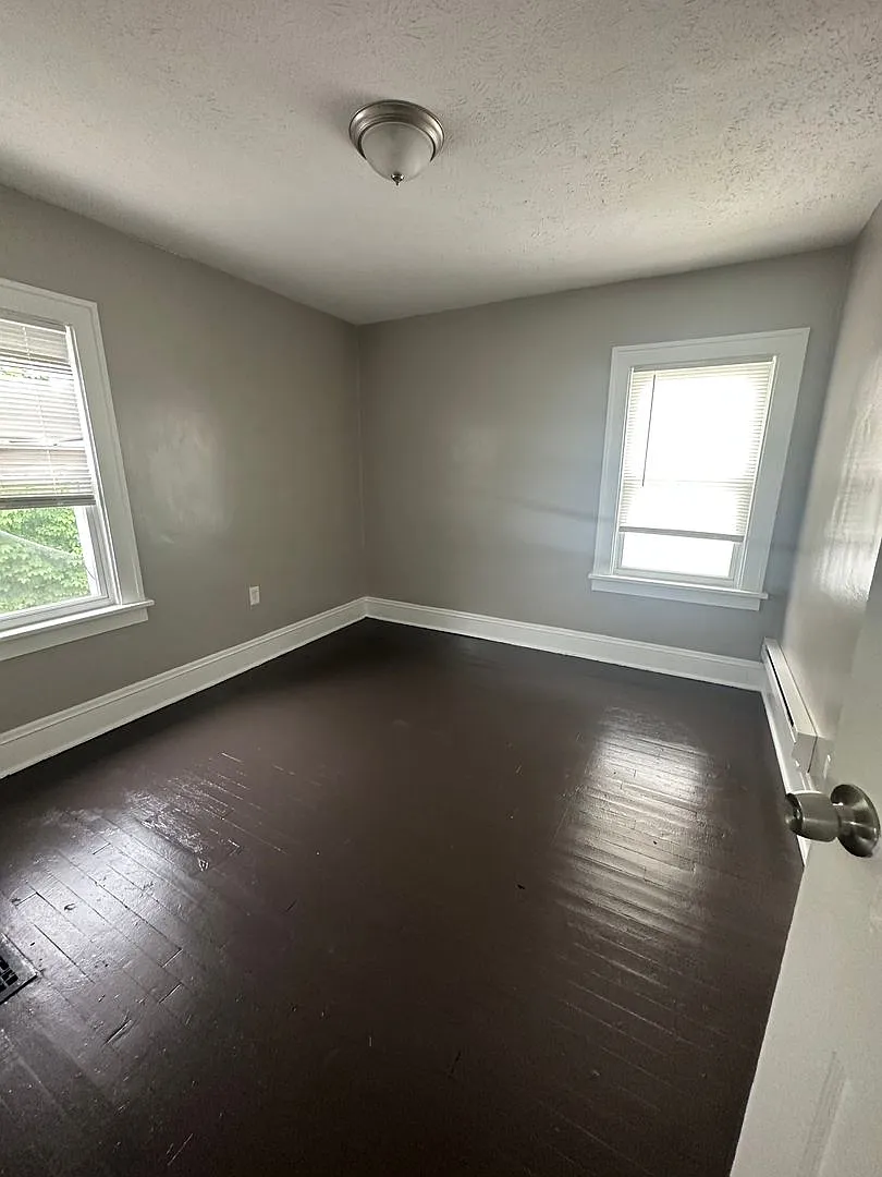 3bd Single Cash Pay/Section 8 — Photo 2