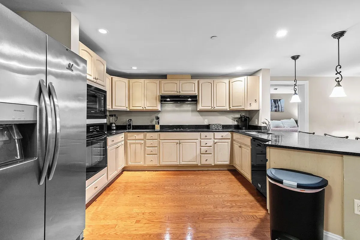3 bed, 1196 sqft, $2,700 — Photo 3