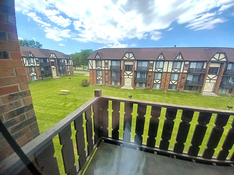 Charter Oaks Apartments — Photo 36