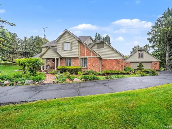 10391 Hills Lane Dr, Goodrich, MI 48438