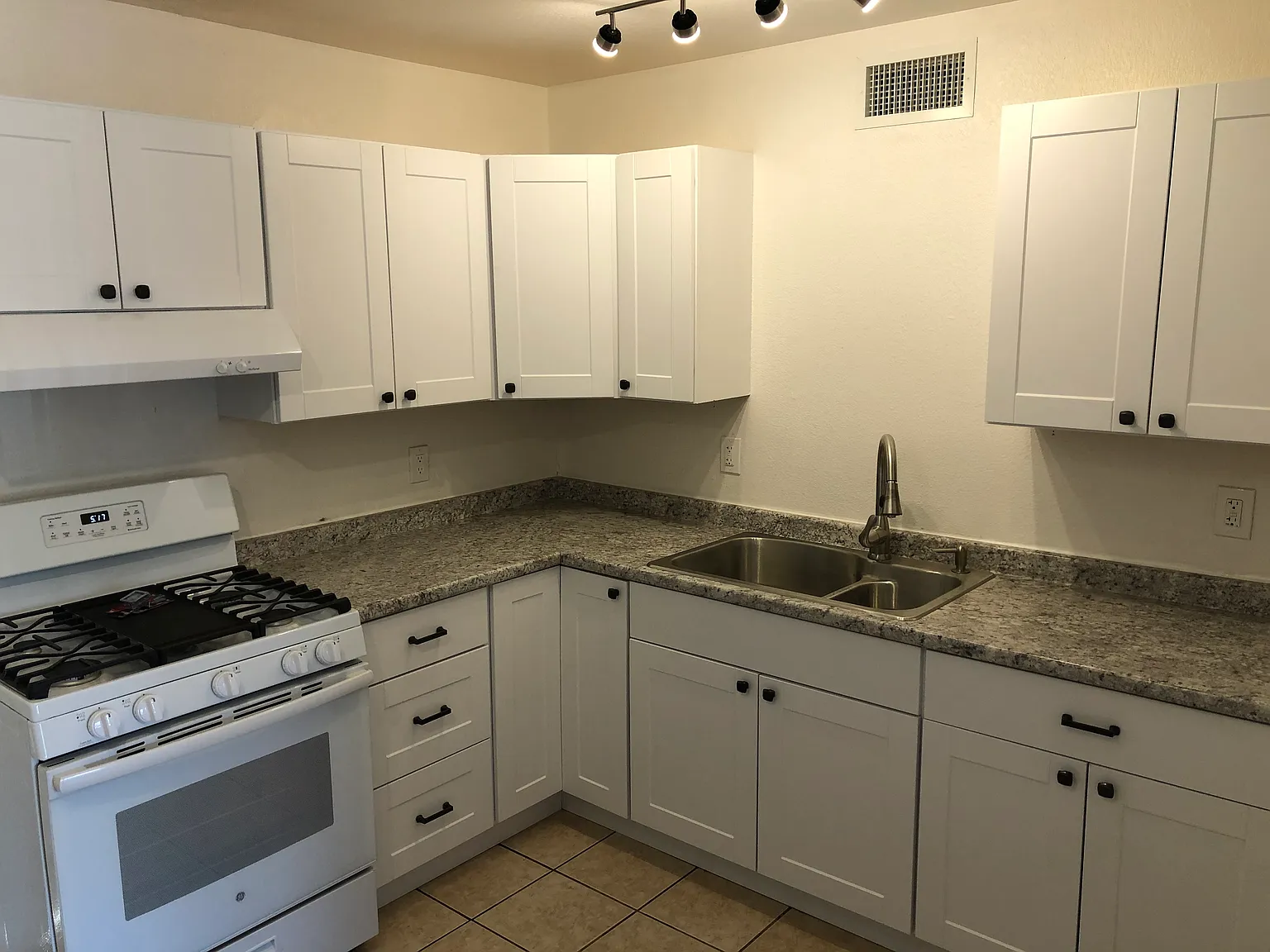 2 bed, 775 sqft, $1,400 — Photo 3
