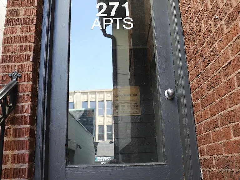 271 W Maple Rd #5 — Photo 2