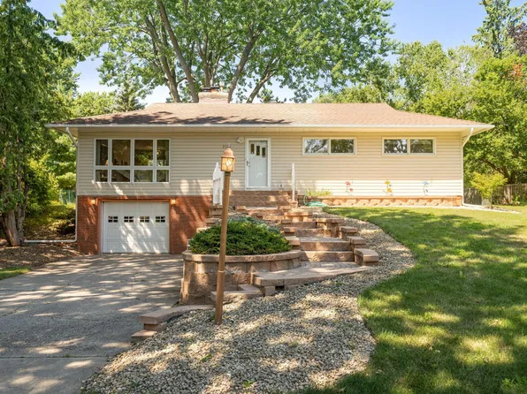 2001 Herschel St, Roseville, MN 55113
