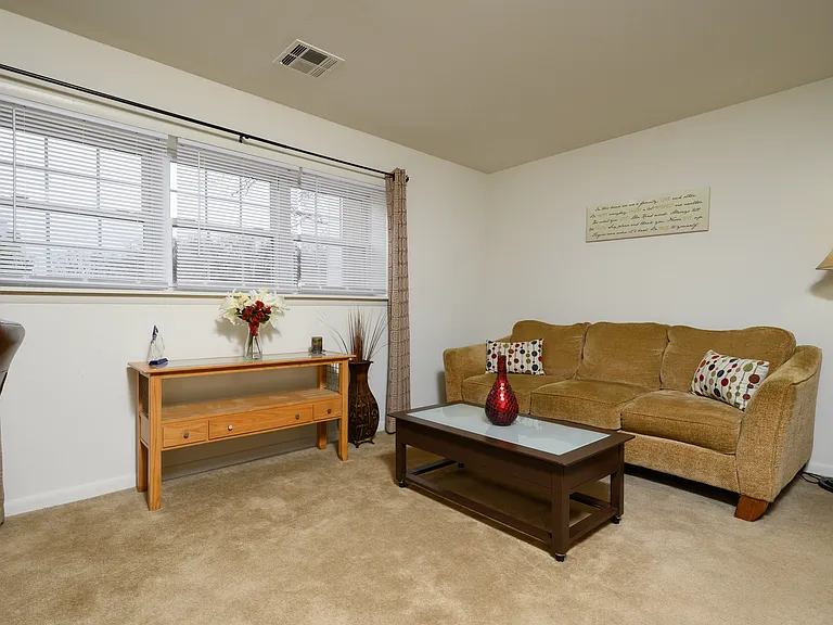 Heritage Court Apartments — Photo 7