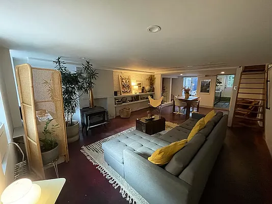 Rented by Outlive | media 32