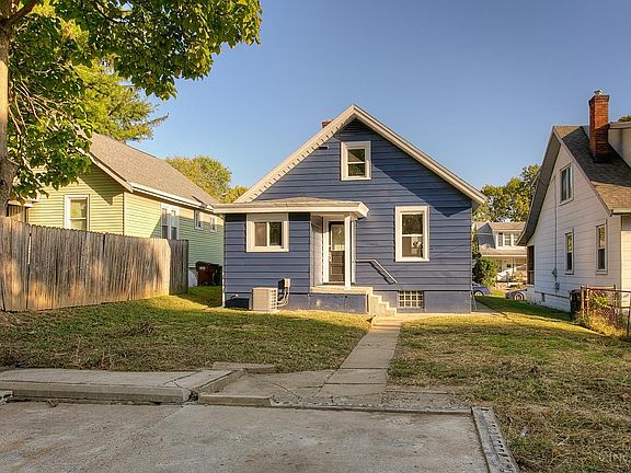 3rd image of 1945 Emerson Ave