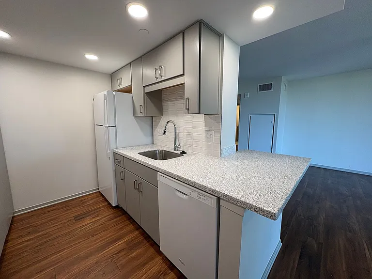 Sky Park Apartments — Photo 62