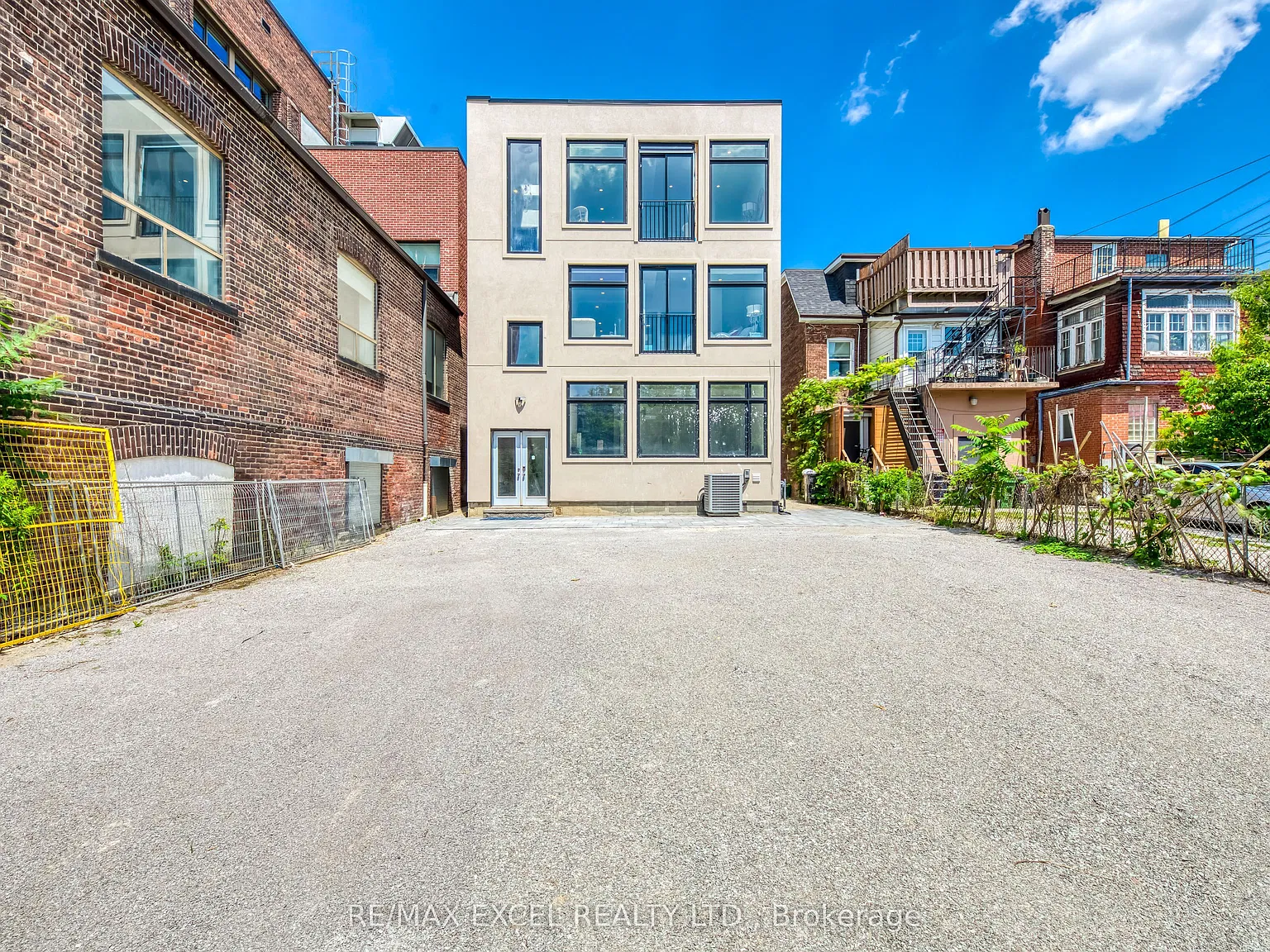 923 College St — Photo 2
