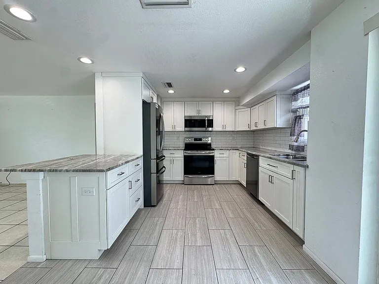 3410 Bay St — Photo 8