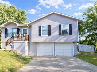 806 Covey Dr, Peculiar, MO 64078