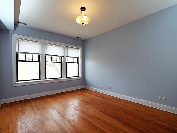 3rd image of 1540 W Thorndale Ave APT 3