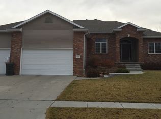 8020 Tropp Ridge Dr, Lincoln, NE 68512