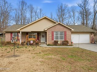 3927 Glen Oaks Dr, Maryville, TN 37804