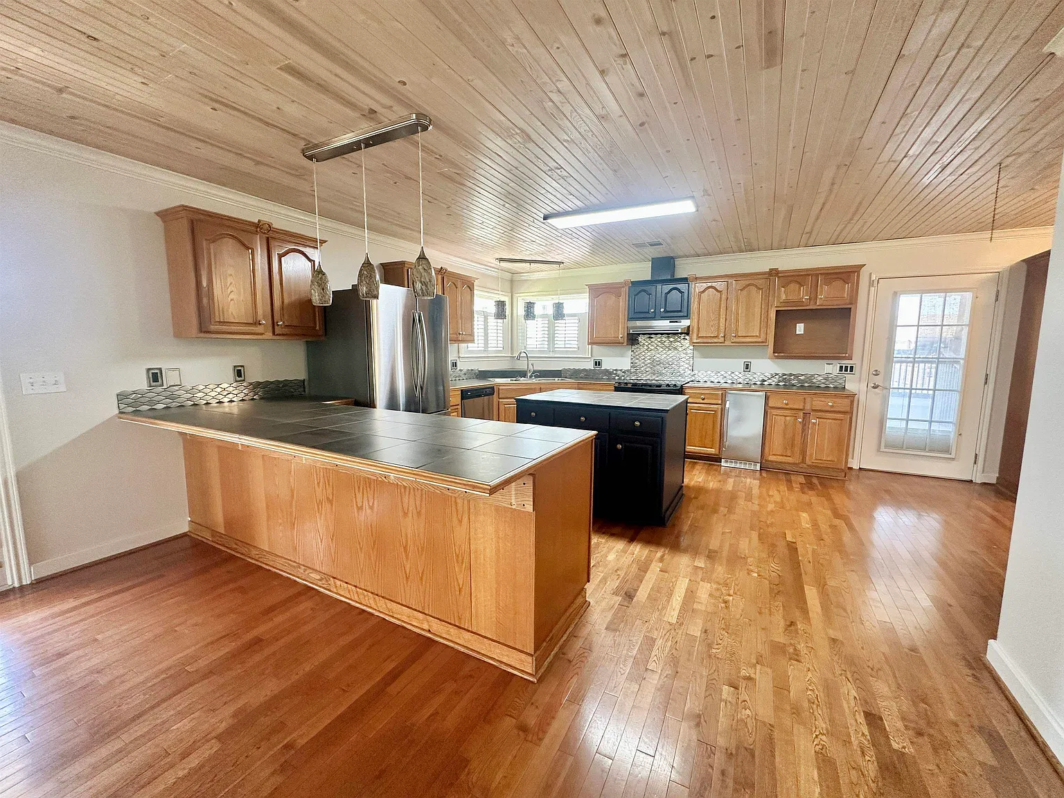 3 bed, 2.5 bath, 1860 sqft, $3,750 — Photo 4