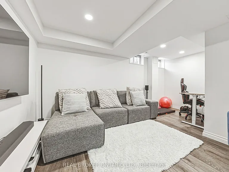 2259 Seton Cres — Photo 18