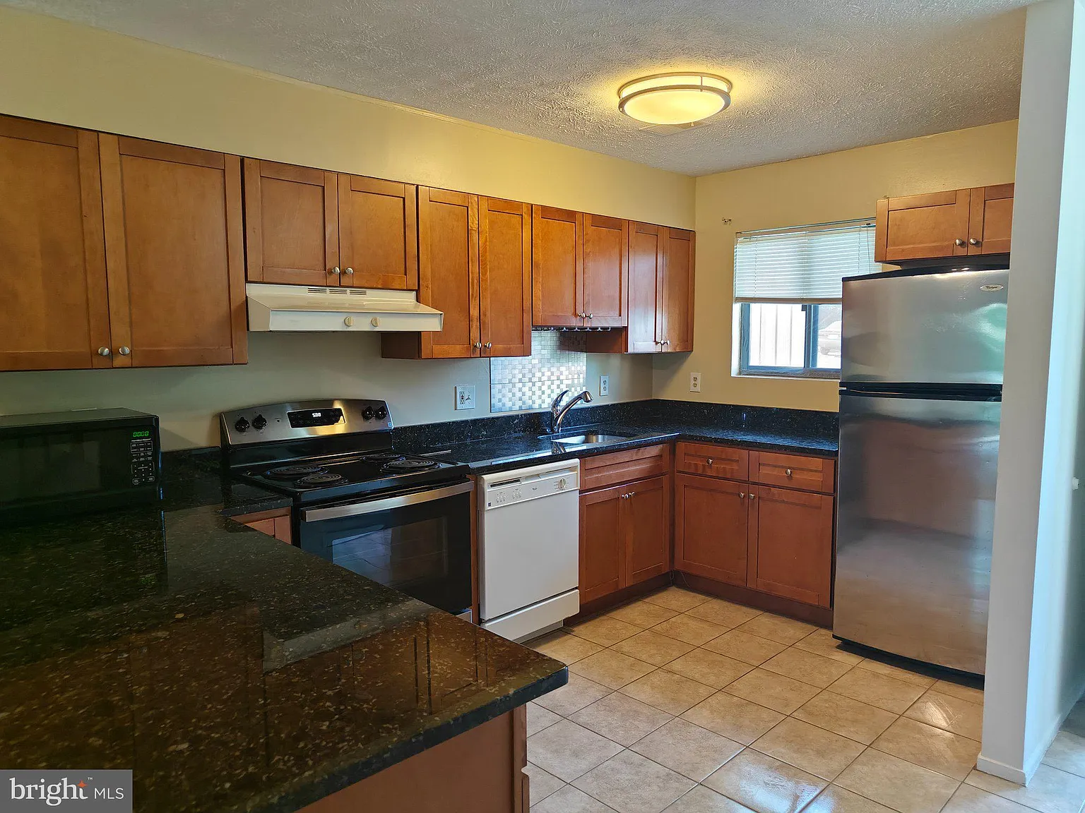 2 bed, 1.5 bath, 1072 sqft, $2,000 — Photo 3