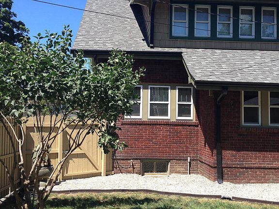3rd image of 601 E Main St