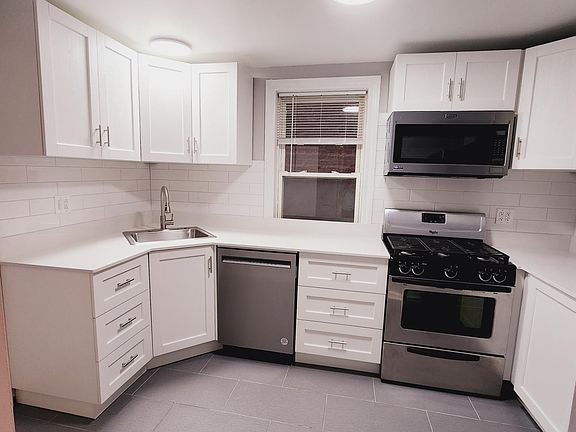 Band new kitchen, new appliances, dishwasher, garbage disposal, new floor, fresh paint, new cabinets
