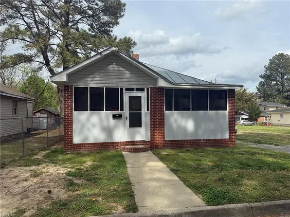 110 S 10th St, Suffolk, VA 23434