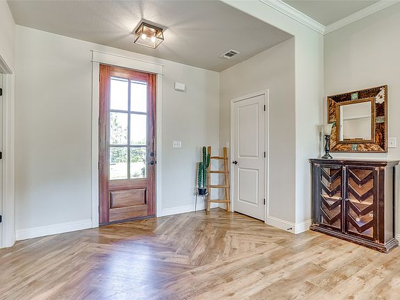 2nd image of 1000 Churchill Ln