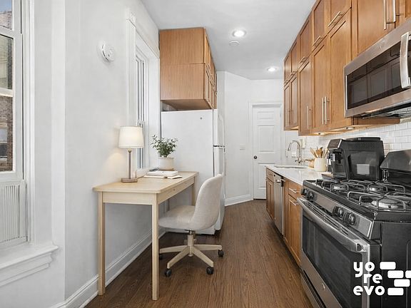 3rd image of 325 W 21st St APT 15