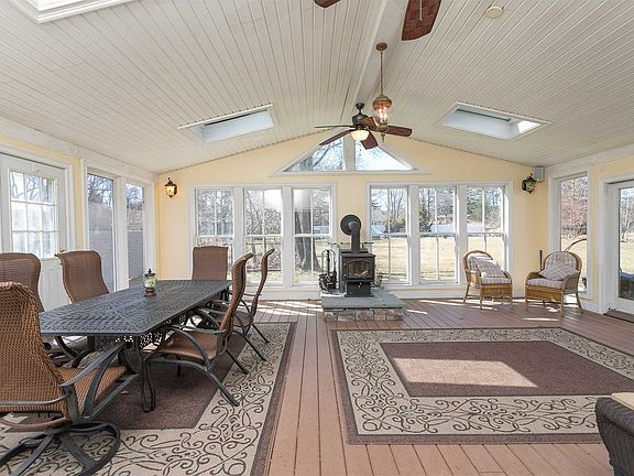 3rd image of 6 Kent Ct