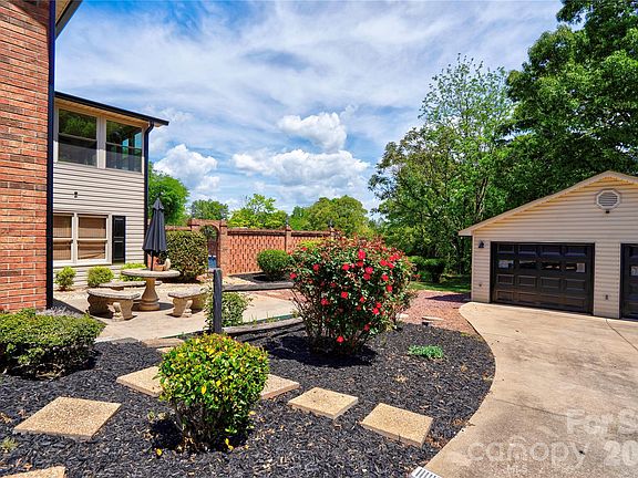 4th image of 176 Knollwood Dr