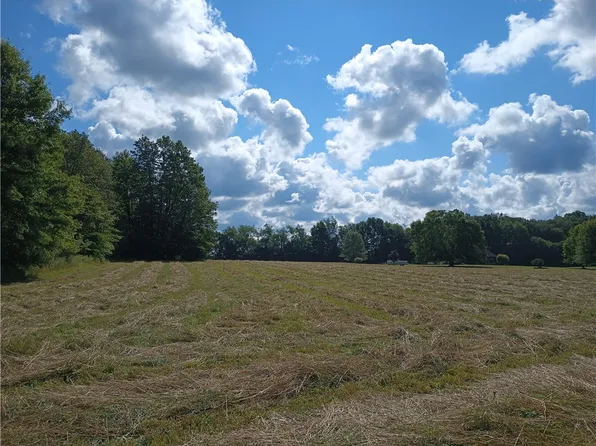 2 Russell Rd, Fredonia, PA 16124