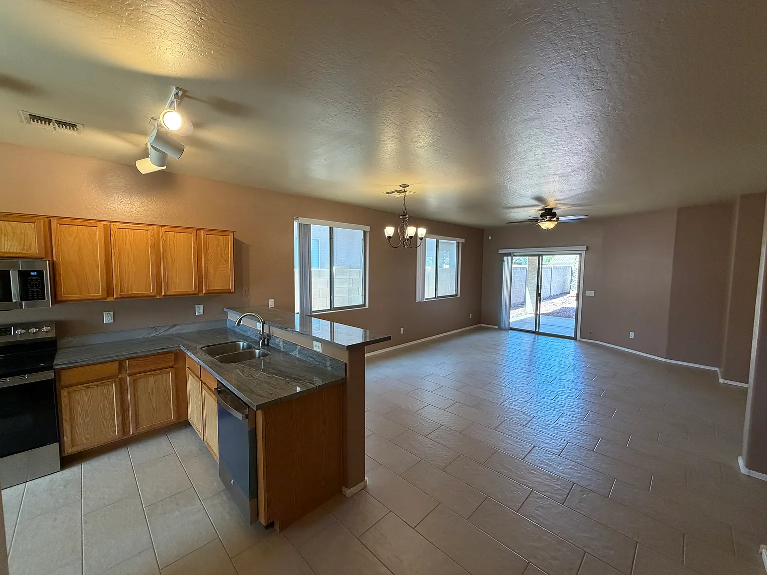 4 bed, 1737 sqft, $1,995 — Photo 4