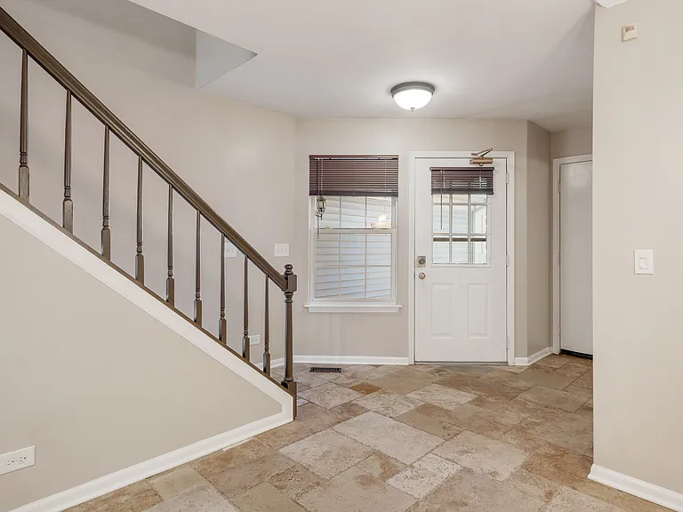 804 Spring Creek Ct — Photo 4