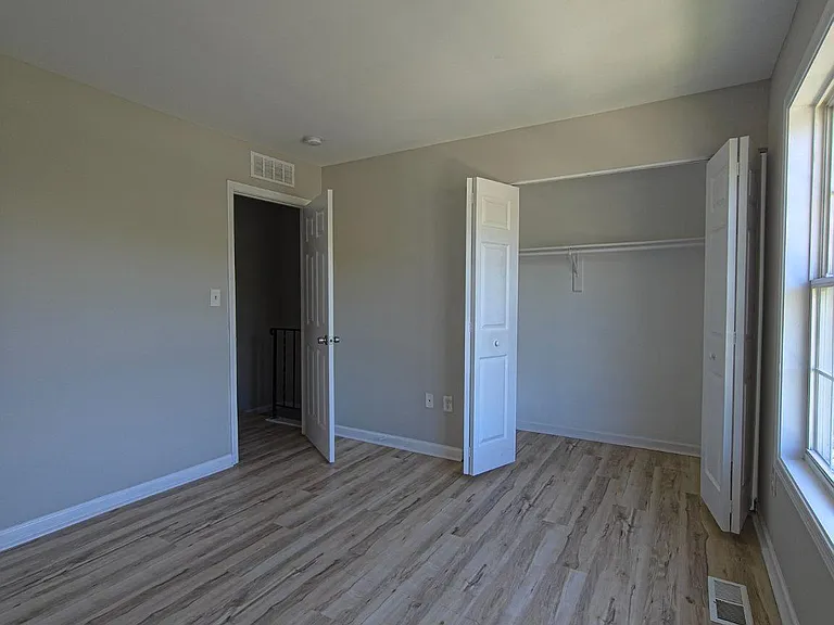 546 Wellington Ct — Photo 9