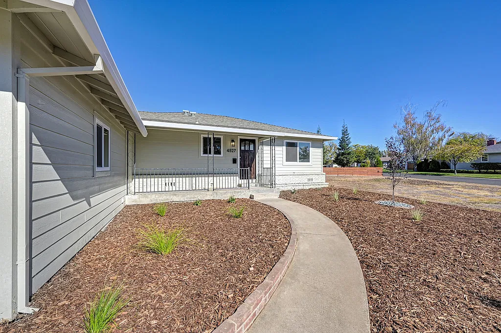 3 bed, 1344 sqft, $3,200 — Photo 2