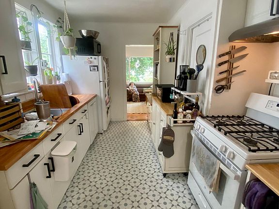 5th image of 3917 Greenwood Ave #A