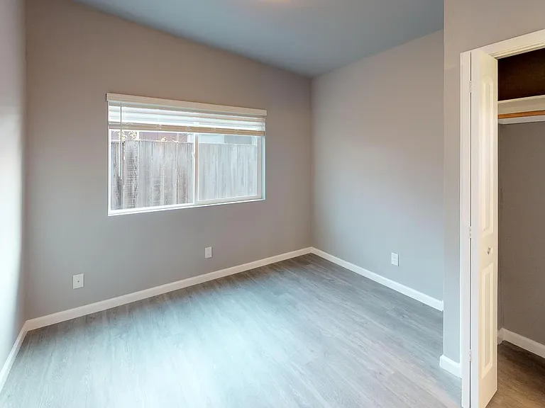 2410 Illinois St — Photo 10