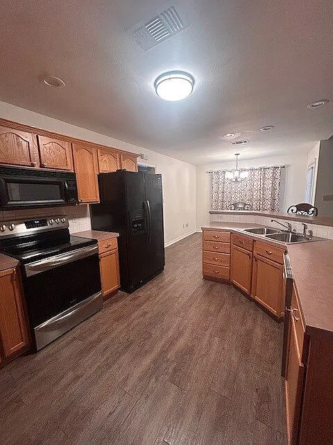 3 bed, 2.0 bath, 1719 sqft, $2,100 — Photo 2